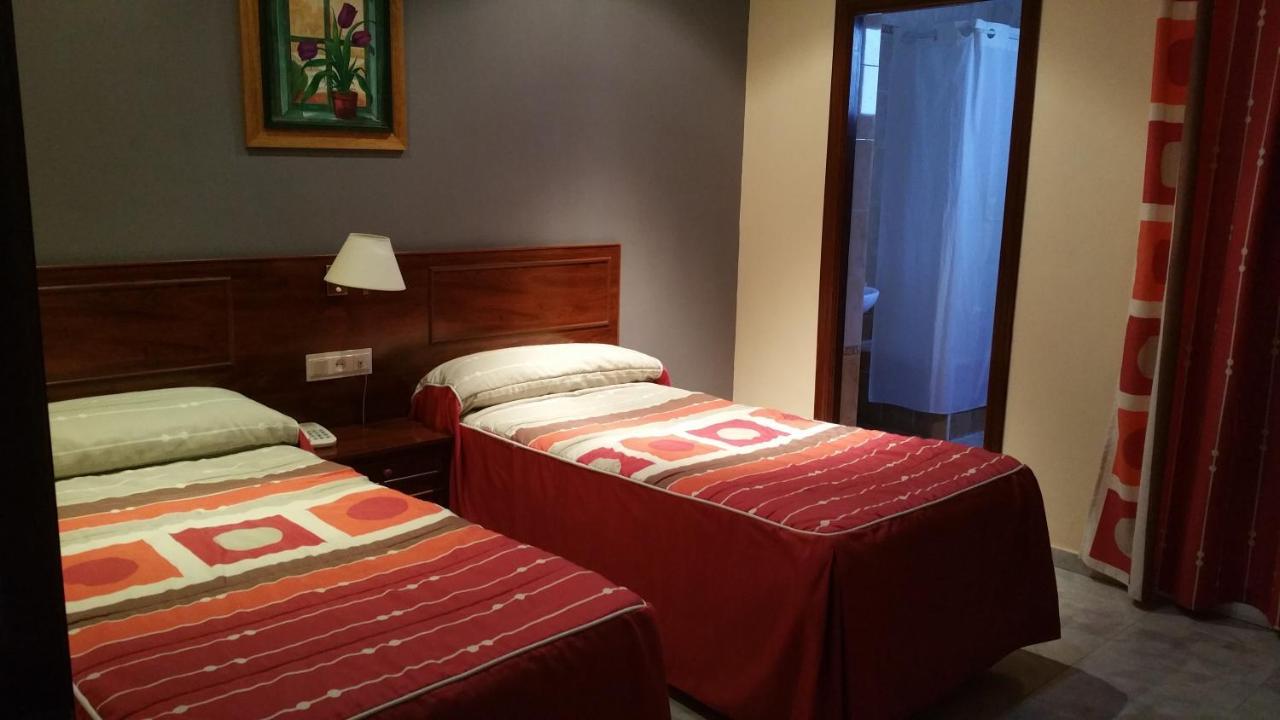 Hostal El Lirio Bollullos Par del Condado Bagian luar foto