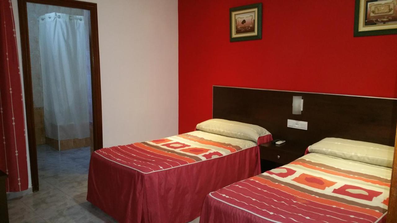 Hostal El Lirio Bollullos Par del Condado Bagian luar foto