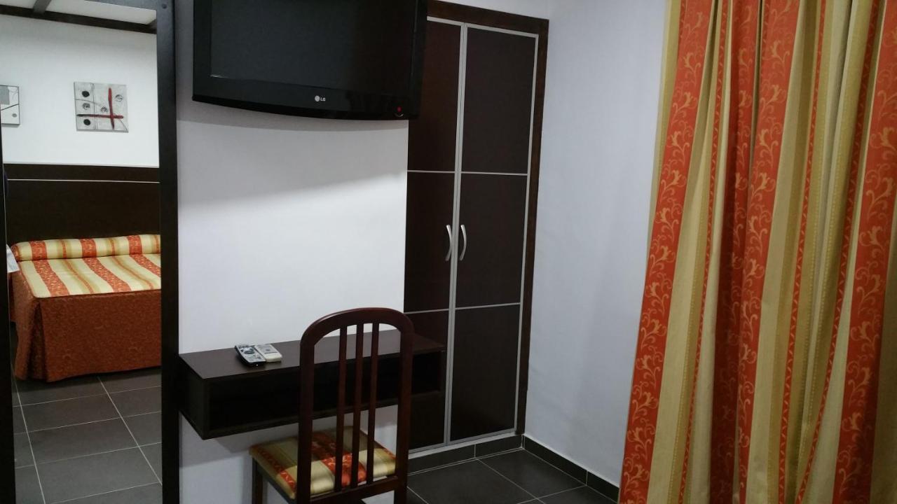 Hostal El Lirio Bollullos Par del Condado Bagian luar foto