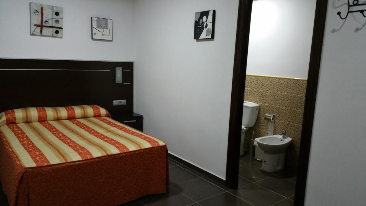 Hostal El Lirio Bollullos Par del Condado Bagian luar foto