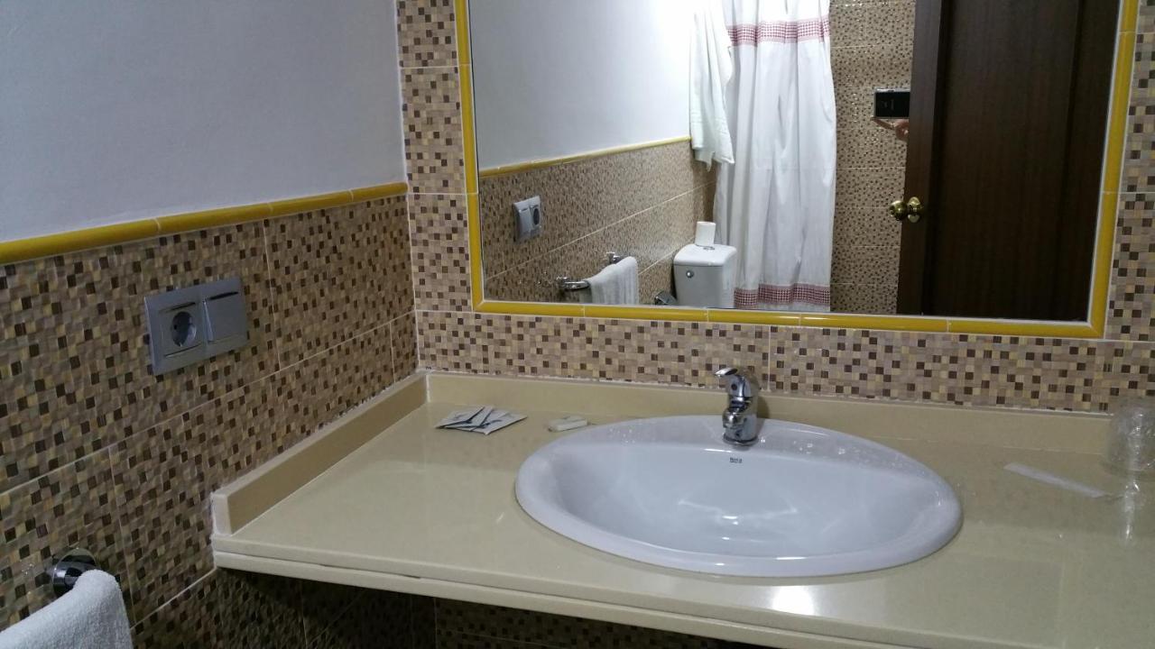 Hostal El Lirio Bollullos Par del Condado Bagian luar foto