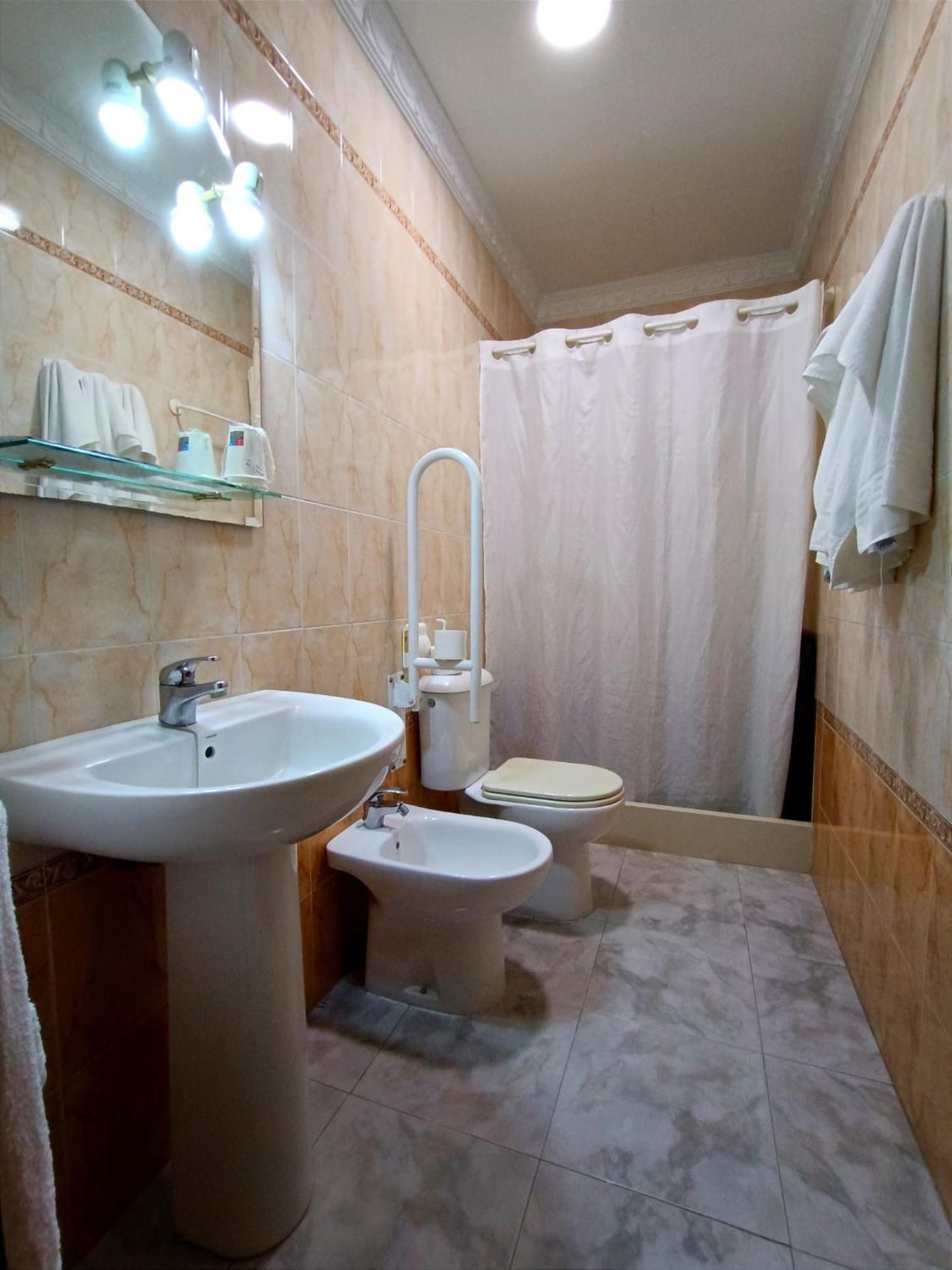 Hostal El Lirio Bollullos Par del Condado Bagian luar foto