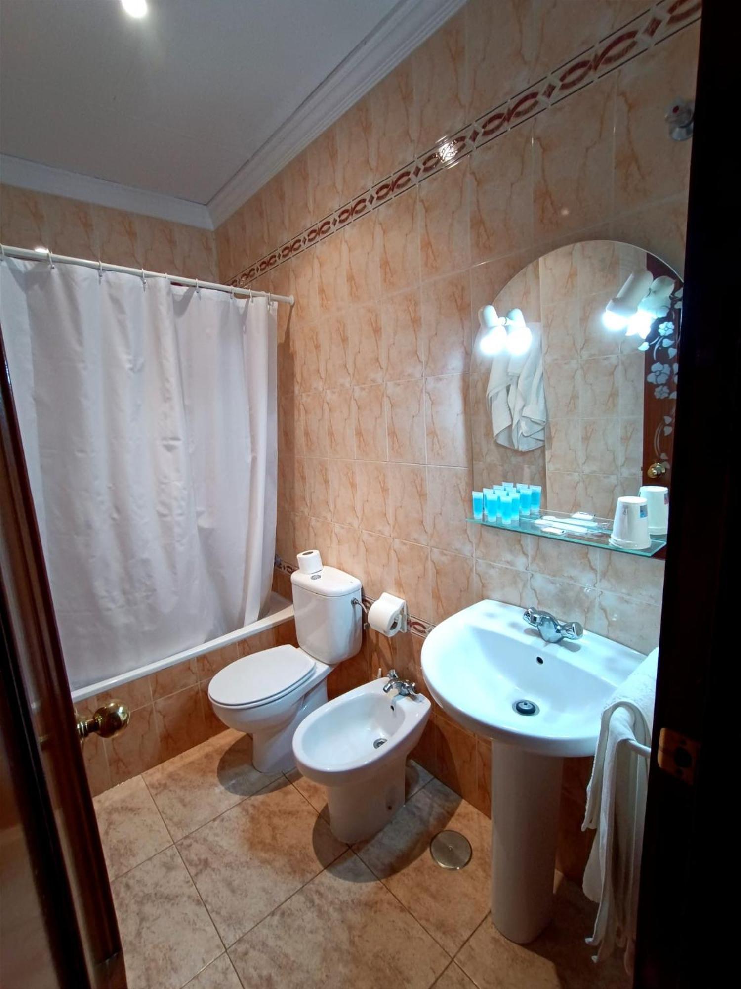 Hostal El Lirio Bollullos Par del Condado Bagian luar foto