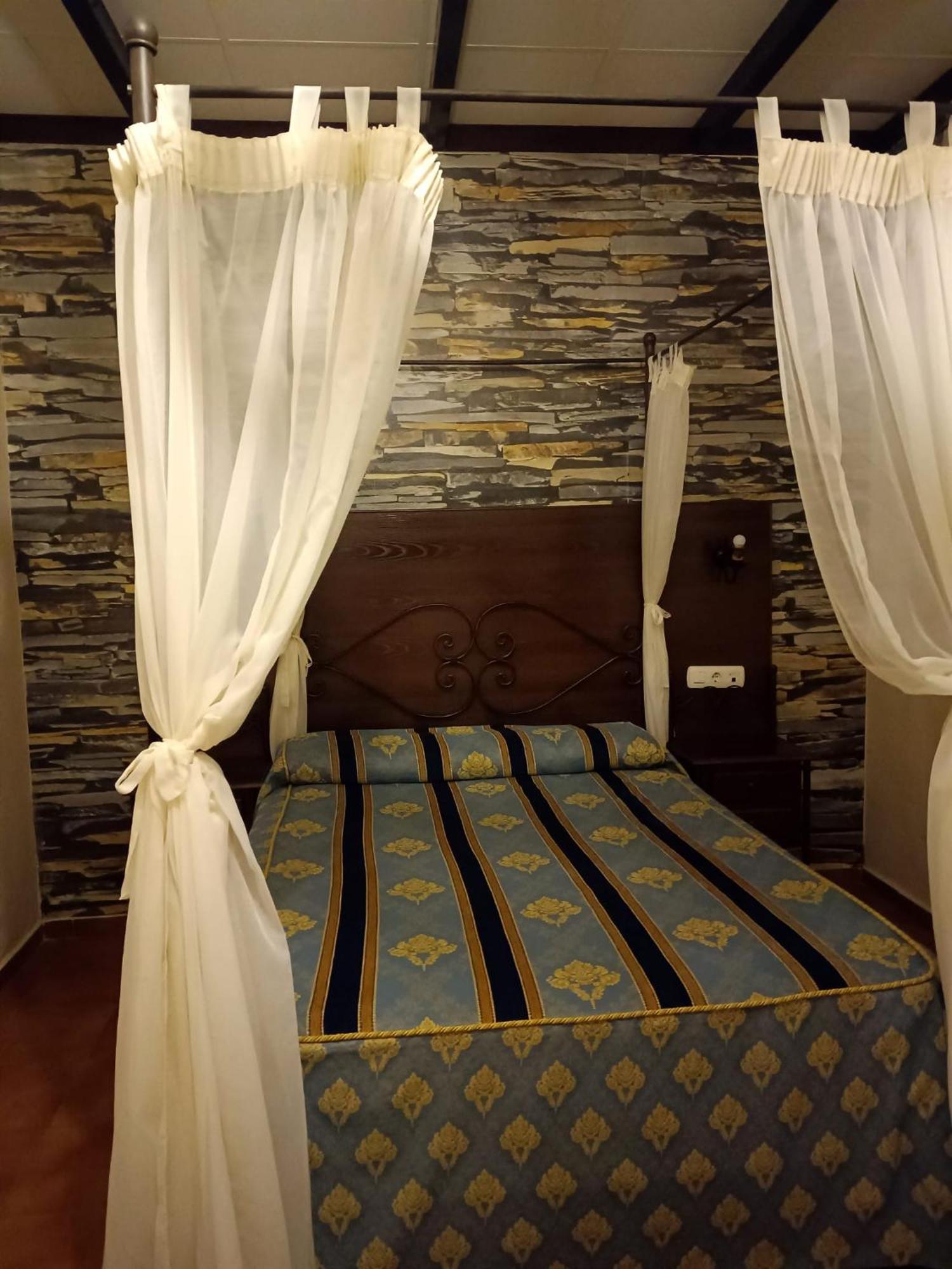 Hostal El Lirio Bollullos Par del Condado Bagian luar foto