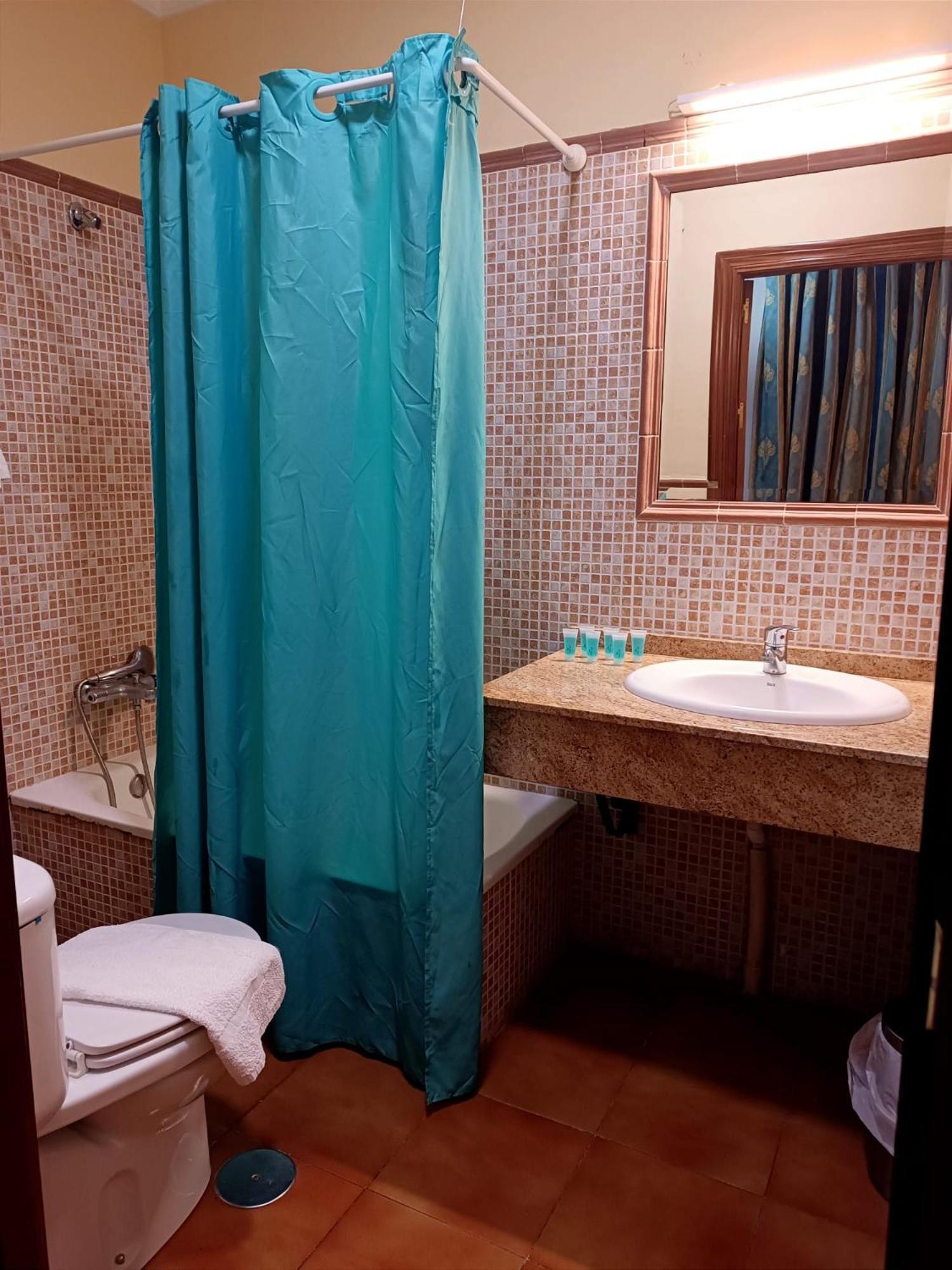 Hostal El Lirio Bollullos Par del Condado Bagian luar foto