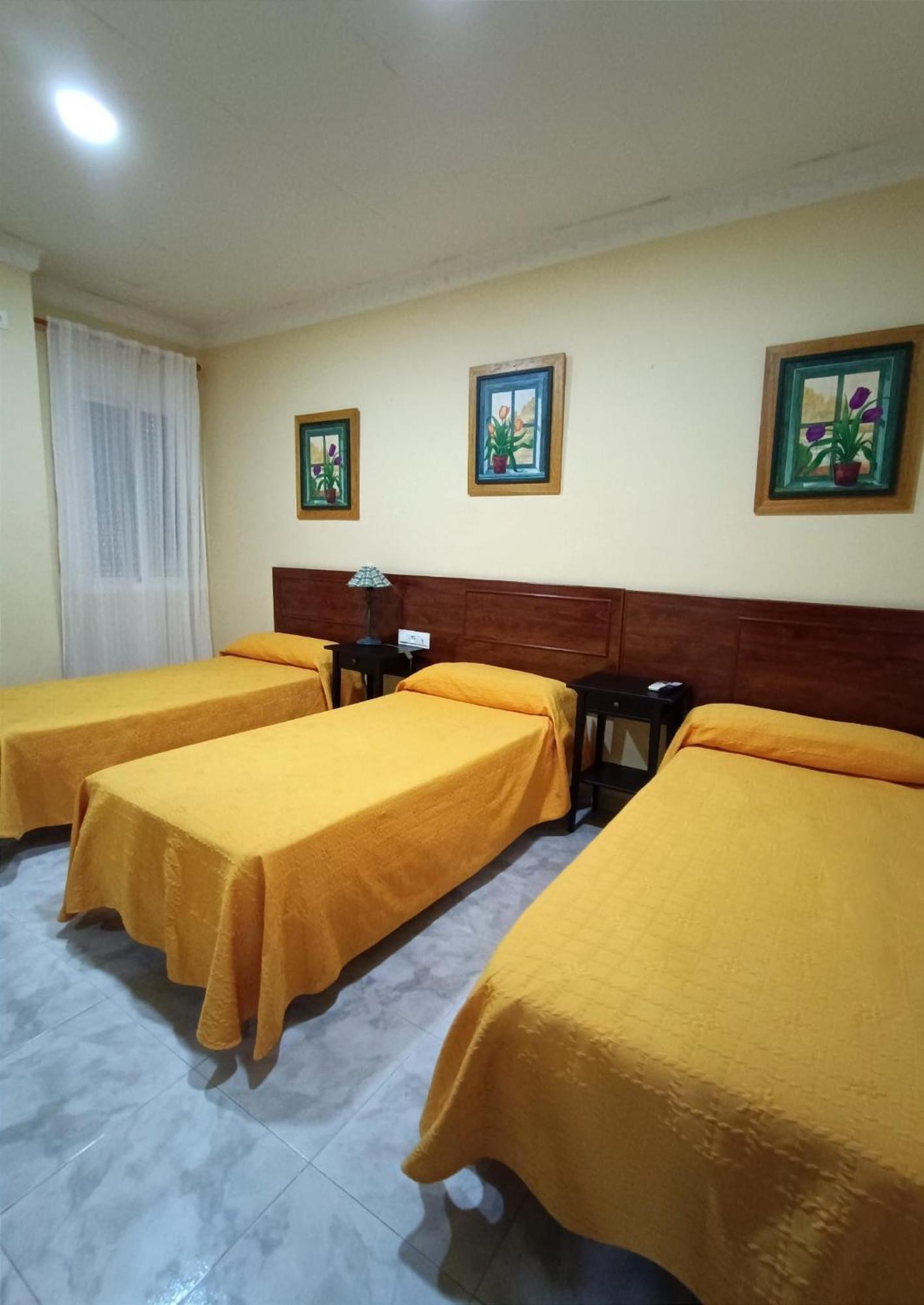Hostal El Lirio Bollullos Par del Condado Bagian luar foto